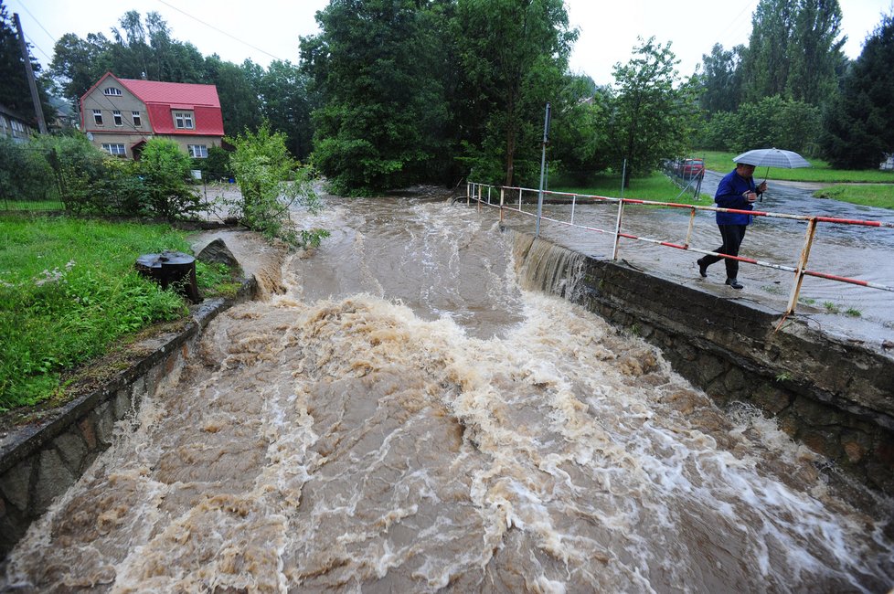 Rozvodněná řeka Kamenice 7. srpna nedaleko Mlýnů na Děčínsku