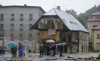 Záplavová vlna strhla 7. srpna část domu v Chrastavě na Liberecku.