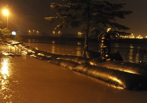 Květen 2010 - Hasiči prováděli v pondělí 17. května v časných ranních hodinách evakuaci obyvatel Ostravy-Koblova, kde se rozvodnila řeka Odra.