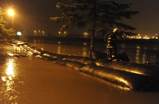 Hasiči prováděli v pondělí 17. května v časných ranních hodinách evakuaci obyvatel Ostravy-Koblova, kde se rozvodnila řeka Odra.