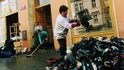 Praha - Karlín, pomáhají i děti
