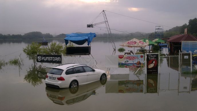 Stráž pod Ralskem, dnes 7:00 ráno, wakeboardový areál.