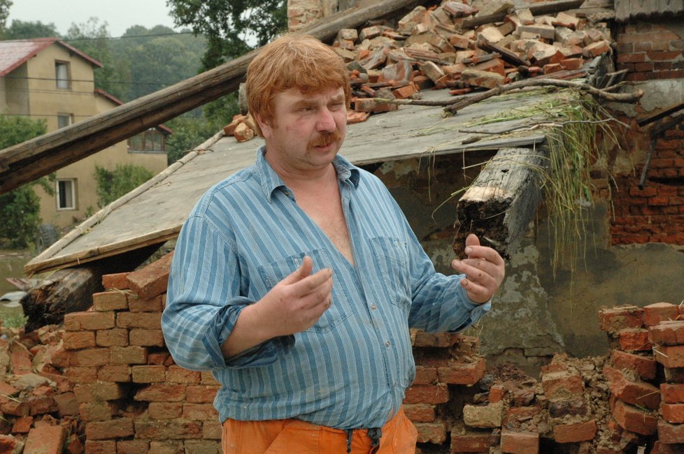 Hrdina okamžiku Jiří Holub (42). V zatopeném domě vysekal díru do stropu a otvorem vytáhl na půdu tři děti a svou matku 