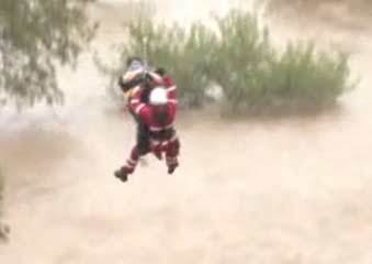 Kameraman TV Nova zachytil, jak záchranáři pomocí vrtulníku evakuují ohroženého člověka...