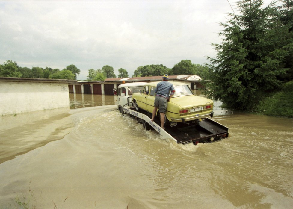 Povodně v Otrokovicích, 1997: Záchrana aut