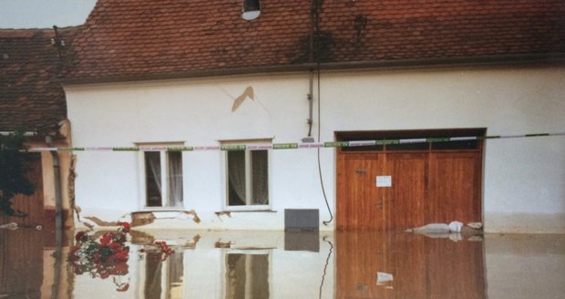 Takto vypadal dům Květoslavy Finferové v červenci 1997.