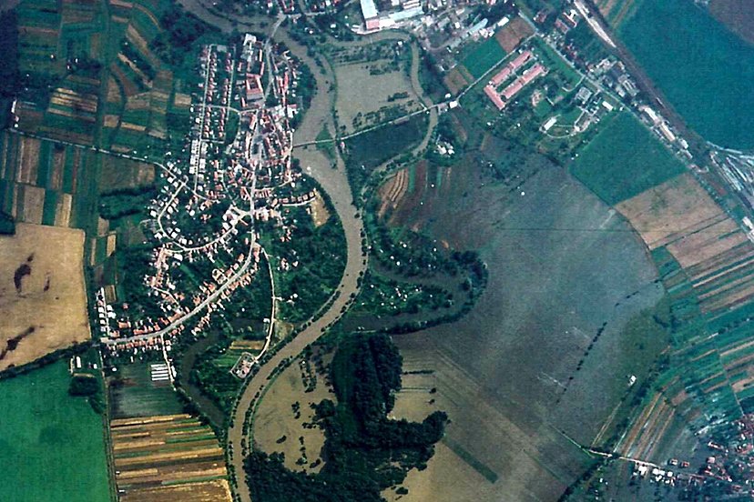 Letecký pohled na Veselí nad Moravou v době povodně v roce 1997. Postižena byla zejména část Milokošť. Zahrádkářská kolonie Šlajza zmizela pod dvoumetrovou vrstvou vody.