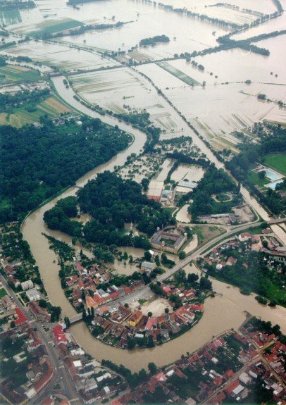 Letecký pohled na Veselí nad Moravou v době povodně v roce 1997.