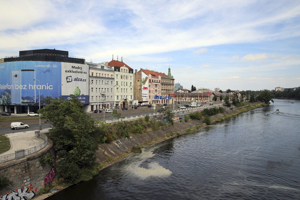 Klidná hladina Vltavy.