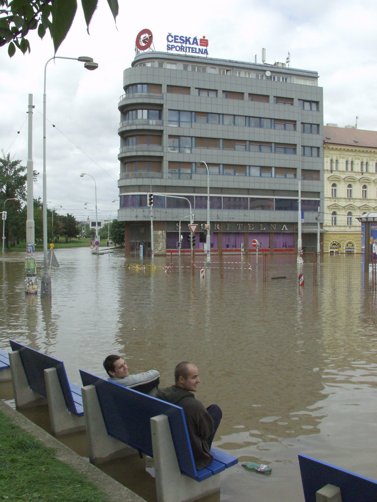 Autobusová zastávka Florenc, 14. srpna 2002...