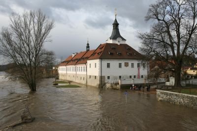 DOBŘICHOVICE - S velkou vodou se potýkali i u renesančního zámku v Dobřichovicích u Prahy. Ten tam ohrožovala rozvodněná Berounka.