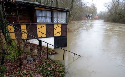 KRŇOVICE - Rozvodněná Orlice zaplavila osadu Na Ostrovech na Královéhradecku.