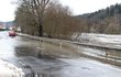 RADOŠOV - Kvůli přelivu vody z Ohře byla hůře sjízdná i silnice třetí třídy v Radošově na Karlovarsku.