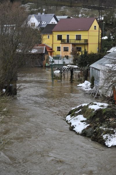 STŘÍBRO - Řeka Mže ve Stříbře na Tachovsku dosáhla třetího povodňového stupně a prohnala se zahradami rodinných domků.