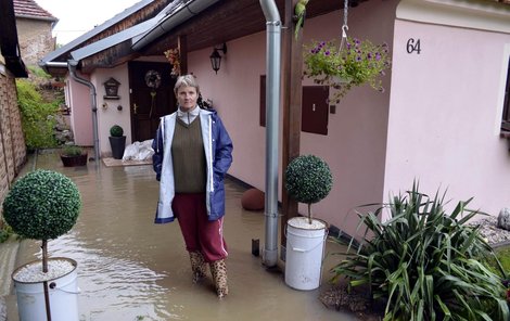 Eva Parkanová před domem v Dolní Lukavici, který zaplavila voda.