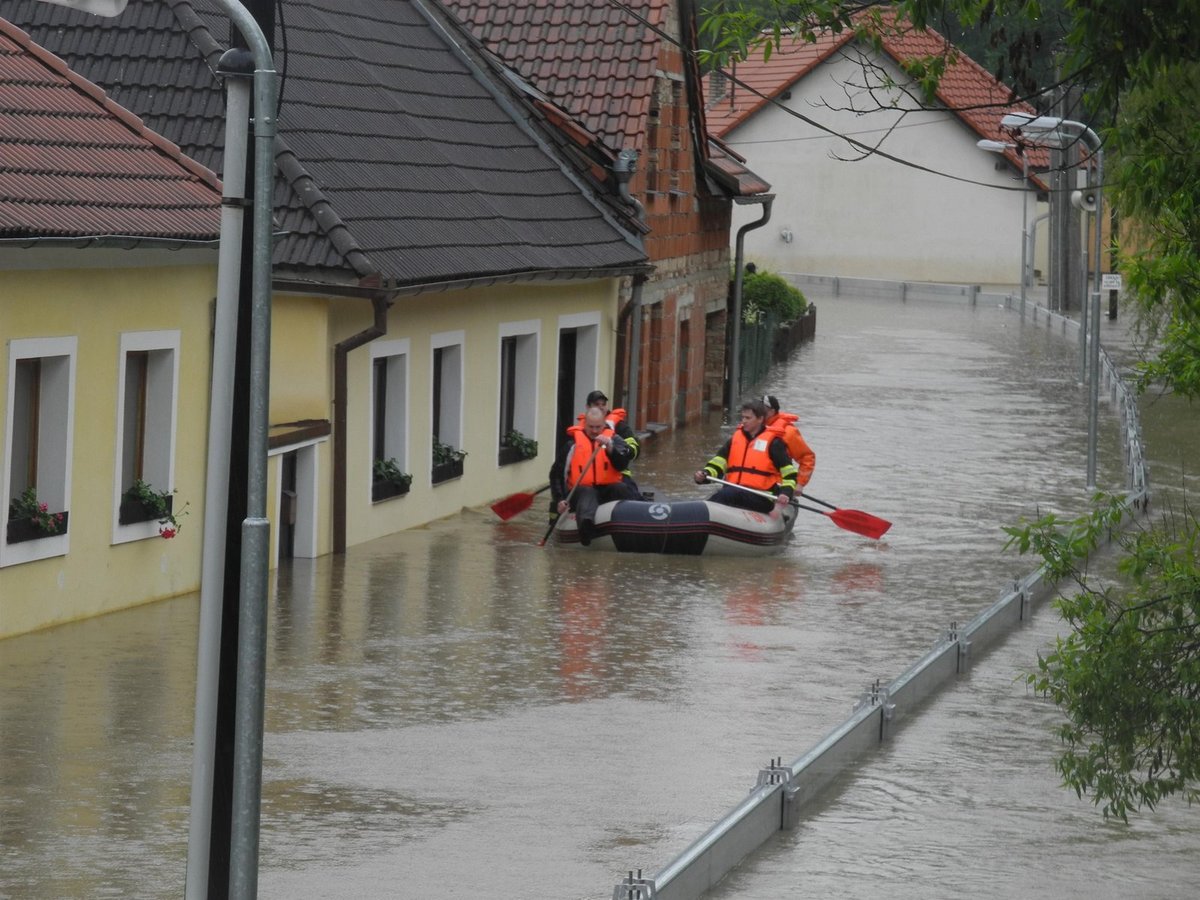 V Bechyni-Zářečí zaplavila Lužnice domy u vody. Nepomohly ani protipovodňové zábrany.