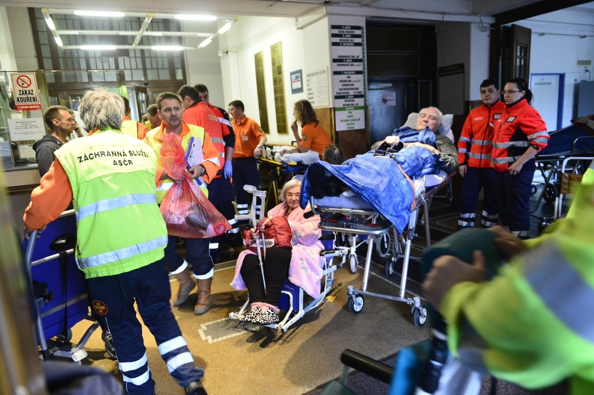 V Praze záchranáři evakuovali pacienty z Nemocnice Na Františku.