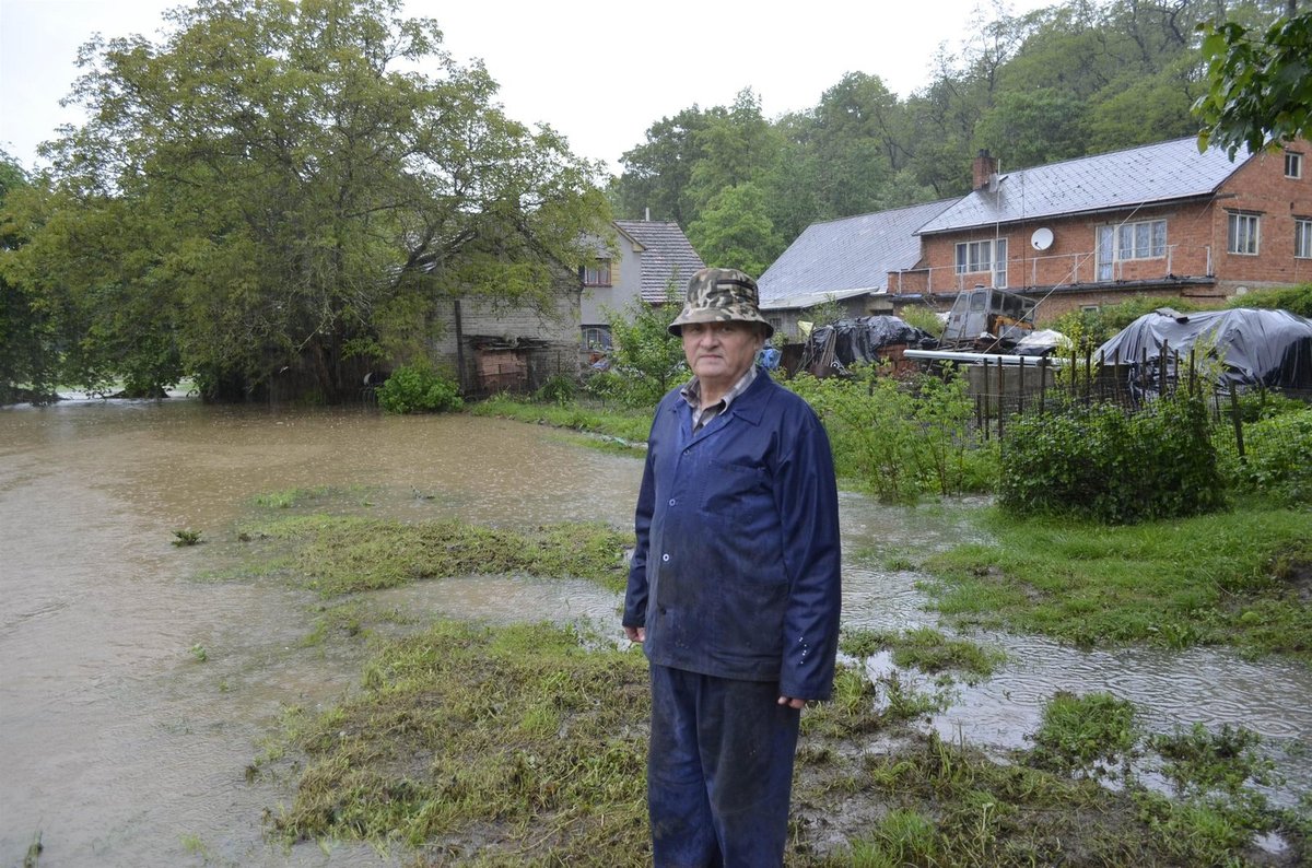 Karel Klemsa u domu, který mu ohrožuje řekla Klabava.