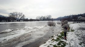 Berounka se pomalu vylévá z břehů