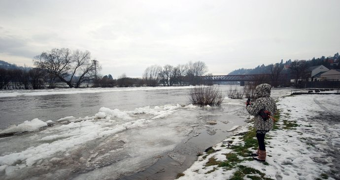 Berounka se pomalu vylévá z břehů