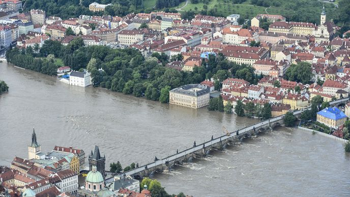Letecké snímky povodní v Praze