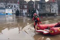 Čeští hasiči pomáhají zaplavené Francii: Vděční lidé jim nosili dortíky!