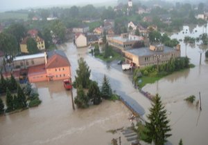 Hned po svítání zmonitoroval škody na Novojičínsku vrtulník, ve kterém letěli zástupci složek integrovaného záchranného systému Moravskoslezského kraje.