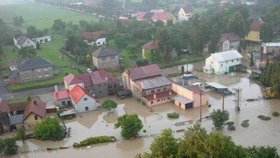 Aktuálně nejvíc vody je zatím v Jeseníku nad Odrou, kde hasiči společně s Policií ČR pokračují ve vyhledávání pohřešovaných osob. 