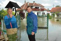 Domek v laguně zachraňovalo 14 hasičských jednotek