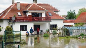 Pátek 17:00 -Jinde voda opadla, jejich dům zůstal v obří laguně.