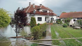 Sobota 13:00 - Voda zmizela jen zčásti, ale Tihelkovi už nemusejí domů na lodi. Mohou začít uklízet dvůr a zahradu.