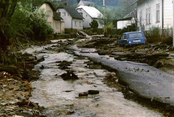 Povodeň úplně zničila i silnici.