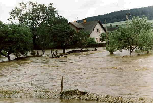 Po povodni z roku 1997 už v obci nezbyl prakticky kámen na kameni. Voda sebrala všechno.