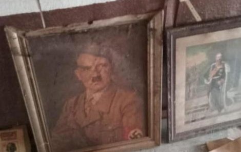 Za zdí byl i Hitlerův portrét.