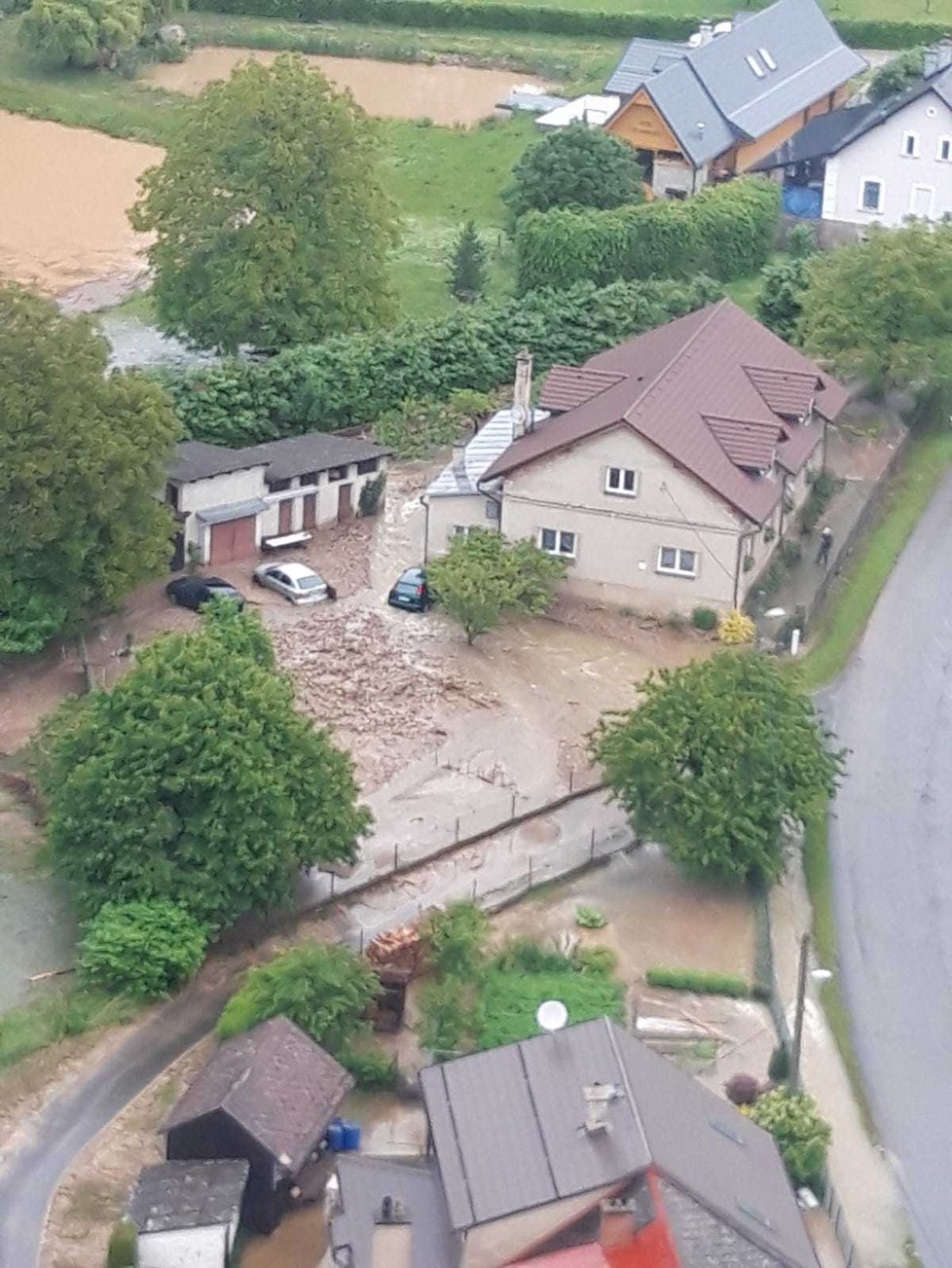 Olomoucký kraj zasáhly lokální povodně. Následky se budou odklízet několik dní.