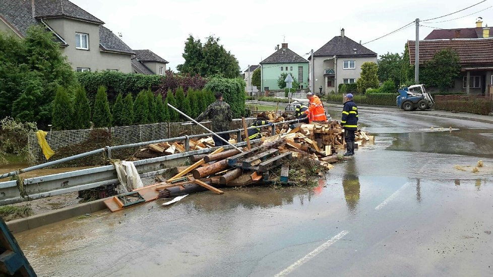 Olomoucký kraj zasáhly lokální povodně. Následky se budou odklízet několik dní