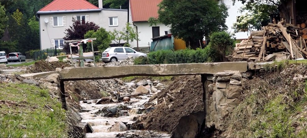 Petr s dětmi přišel při povodních o manželku.