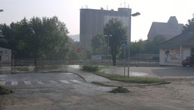 V Lovosicích u nádraží voda víceméně již odtekla, na silnicích a chodnících ale zůstaly nánosy bahna