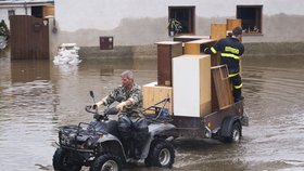 Hasiči a dobrovolníci pomáhali 6. června v Putimi na Písecku lidem, které postihla povodeň.