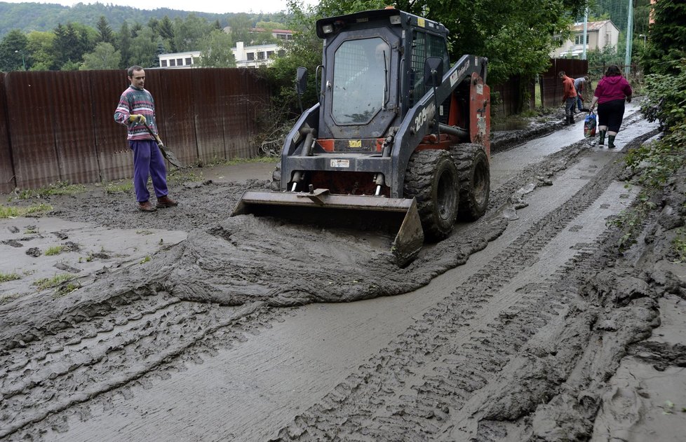 Obyvatelé z Vraného museli na bahno po povodních vyrazit s buldozerem (červen 2013)