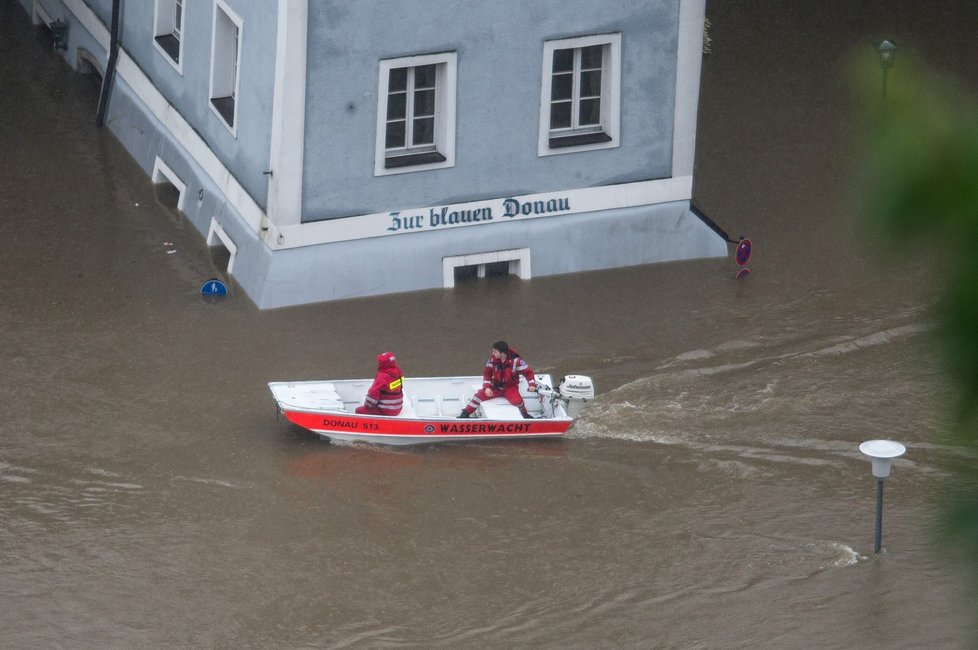 Povodně 2013: Záchranáři projíždějí německým Pasovem