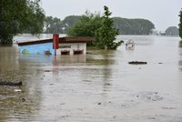 Obec ničená povodněmi chystá novou obranu. Unikátní protipovodňový sklad