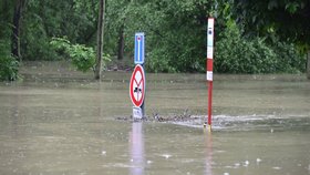 Povodně 2013: Zatopená autobusová zastávka v Kozárovicích, které spláchla velká voda i v roce 2002