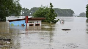 Povodně 2013: Zatopená autobusová zastávka v Kozárovicích, které spláchla velká voda i v roce 2002