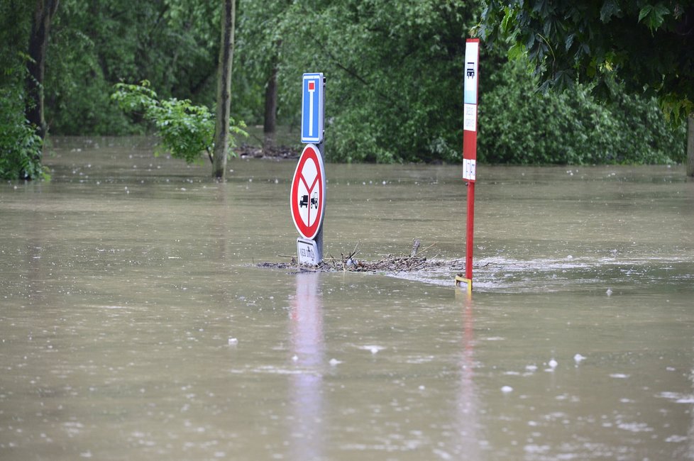 Povodně 2013: Zatopená autobusová zastávka v Kozárovicích, které spláchla velká voda i v roce 2002.