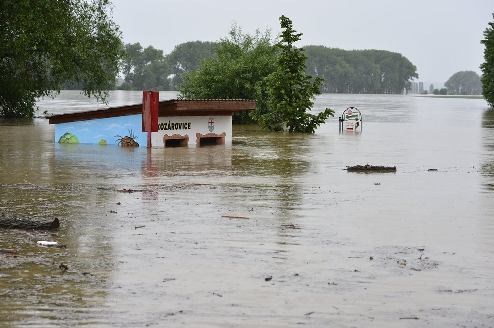 Povodně 2013: Zatopená autobusová zastávka v Kozárovicích, které spláchla velká voda i v roce 2002.