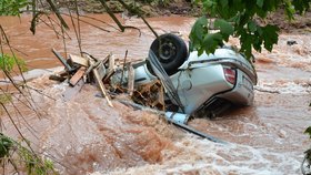 Utopené auto v potoce Čistá v obci Arnultovice u Hostinného na Trutnovsku