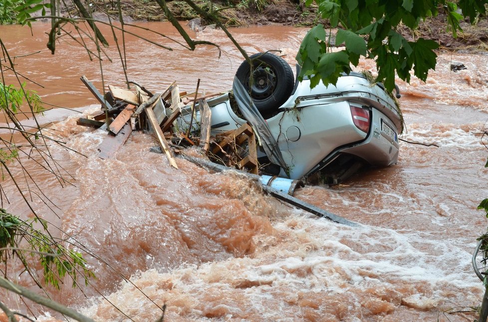 Utopené auto v potoce Čistá v obci Arnultovice u Hostinného na Trutnovsku