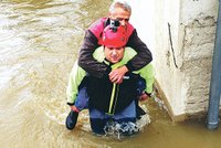 Fotograf Blesku po pás ve vodě: Zachraňoval lidi