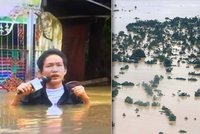 Reportér až po prsa v mokré a kruté reportáži: Povodně v jižní Asii zabily přes 400 lidí